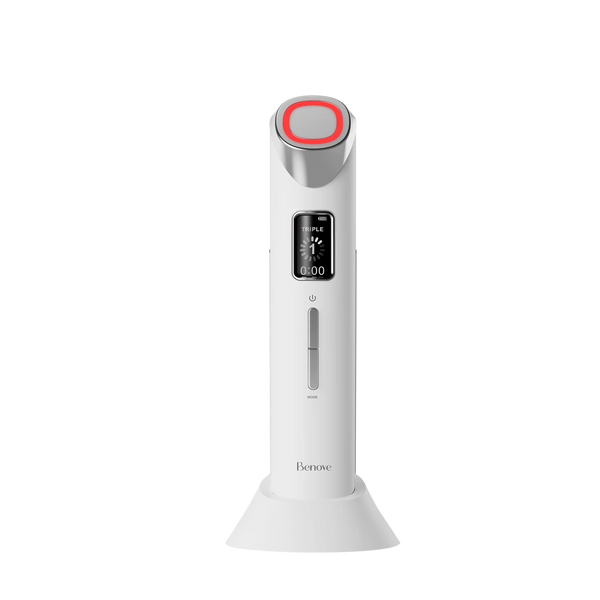 Dispositivo facial blanco ThermaGlow Pro de Benove, con cabezal plateado y detalles en rojo, sobre una base cargadora blanca.