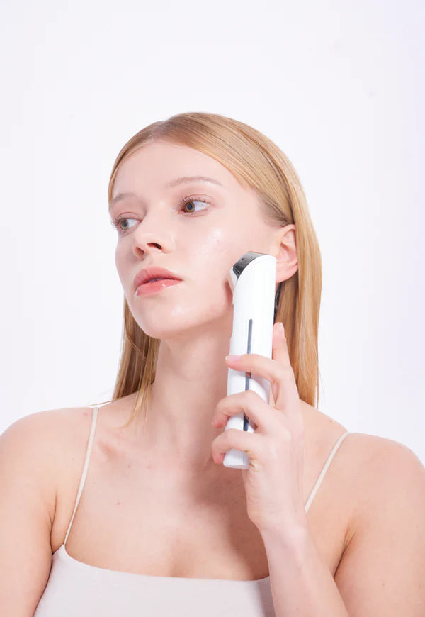Dispositivo BENOVE ThermaGlow Pro en uso sobre rostro tecnología calor frío EMS