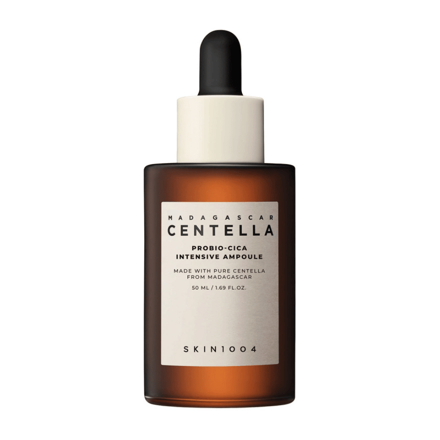 Ampolla facial marrón de SKIN1004, con etiqueta en tono crema, tapón dosificador negro y gotero.