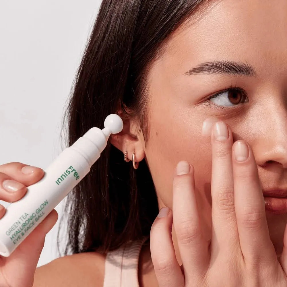Aplicación del INNISFREE Green Tea Hyaluronic Glow Eye & Face Ball en el contorno de ojos